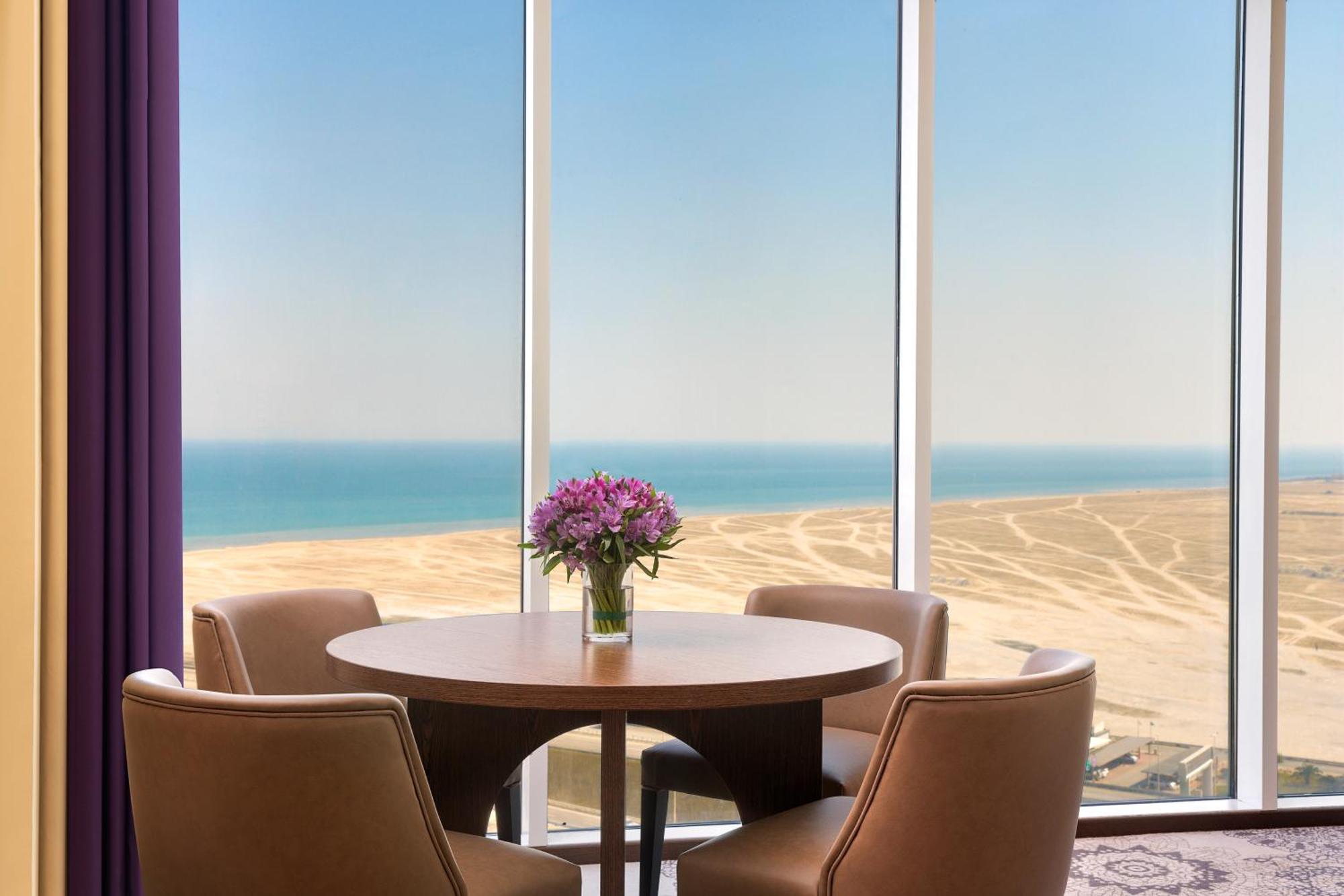 होटल Hilton King Fahd Causeway 5*